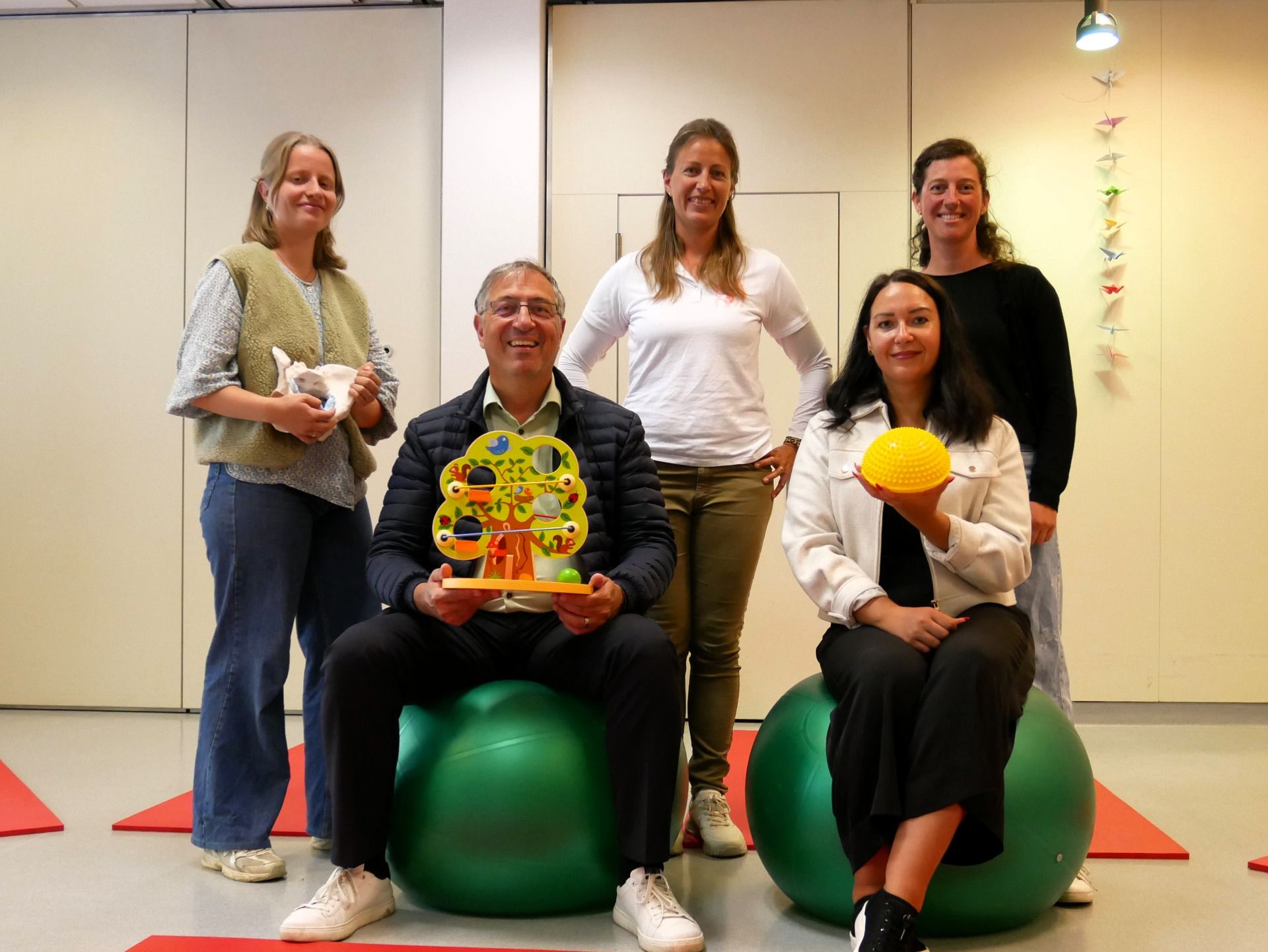 ara Geiger, Cara Halder-Hinz und Stefanie Fuchs (stehend, von links) nutzen gemeinsam den Kursraum im ersten Obergeschoss des Gesundheitszentrums. Bürgermeister Raphael Osmakowski-Miller gratuliert gemeinsam mit Pauline Klatt (Gesundheitszentrum) den neuen Gesundheitsanbieterinnen zu ihrem gemeinsamen Projekt.