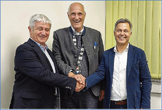 Foto: gewählter Dritter Bürgermeister Josef Wastian, Erster Bürgermeister Klaus Kögel und Zweiter Bürgermeister Thomas Zimmermann im Sitzungssaal
