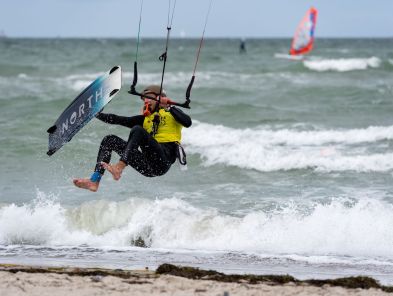 Kitesurfer am Warnemünder Strand
