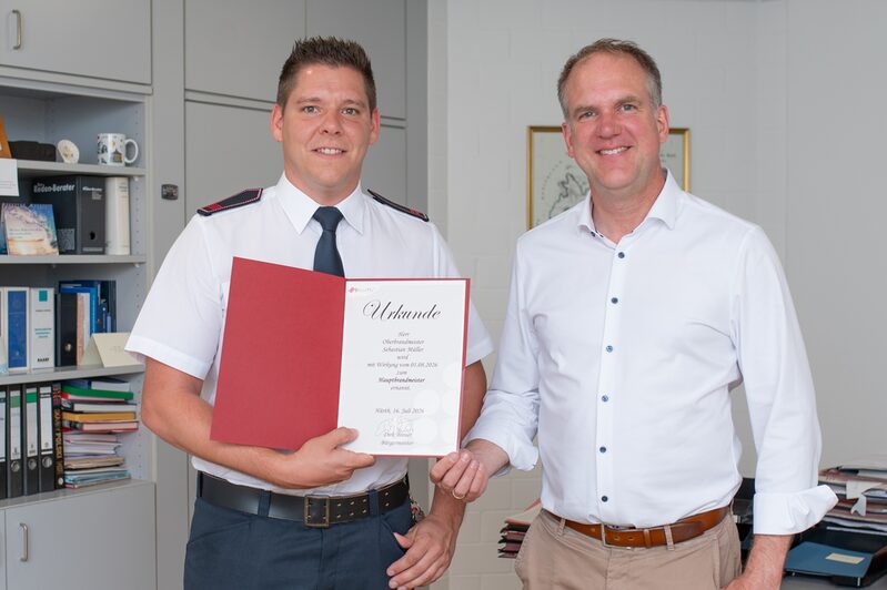 Bürgermeister Dirk Breuer überreichte Sebastian Müller seine Beförderungsurkunde.