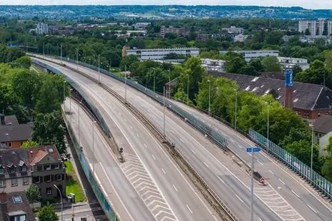 Das Foto zeigt die leere Nordbrücke in Bonn aus der Luft aufgenommen.