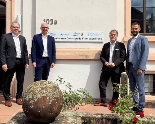 (v.l.n.r.): Präsident Dieter Ziesel (Landesamt für Geoinformation und Landentwicklung), Landrat Dr. Christoph Schnaudigel (Landkreis Karlsruhe), Landrat Prof. Dr. Christian Dusch (Landkreis Rastatt) und Landrat Bastian Rosenau (Enzkreis) bei der offiziellen Einweihung der gemeinsamen Dienststelle für Flurneuordnung in Karlsruhe.