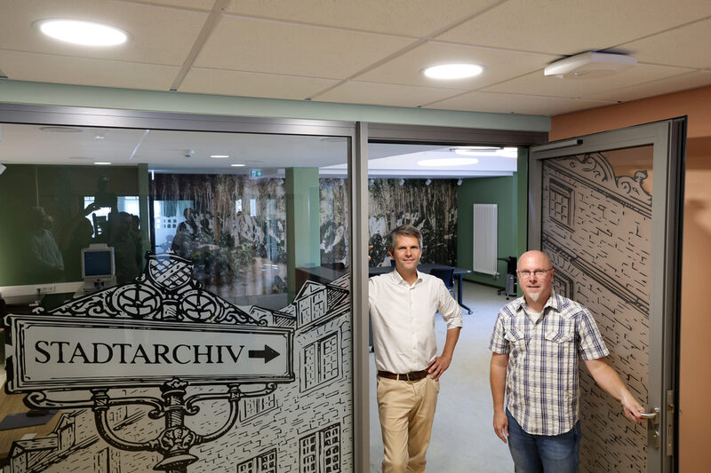 Am Eingang zum neuen Lesesaal: Kulturamtsleiter Martin Bach (li.) und Dr. Stephan Schwenke, Leiter des Kasseler Stadtarchivs
