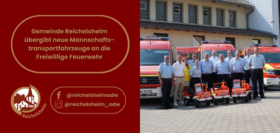 Grafik zur Übergabe neuer Mannschaftstransportfahrzeuge an die Freiwillige Feuerwehr Reichelsheim; rechts Gruppenfoto vor drei Feuerwehrfahrzeugen.