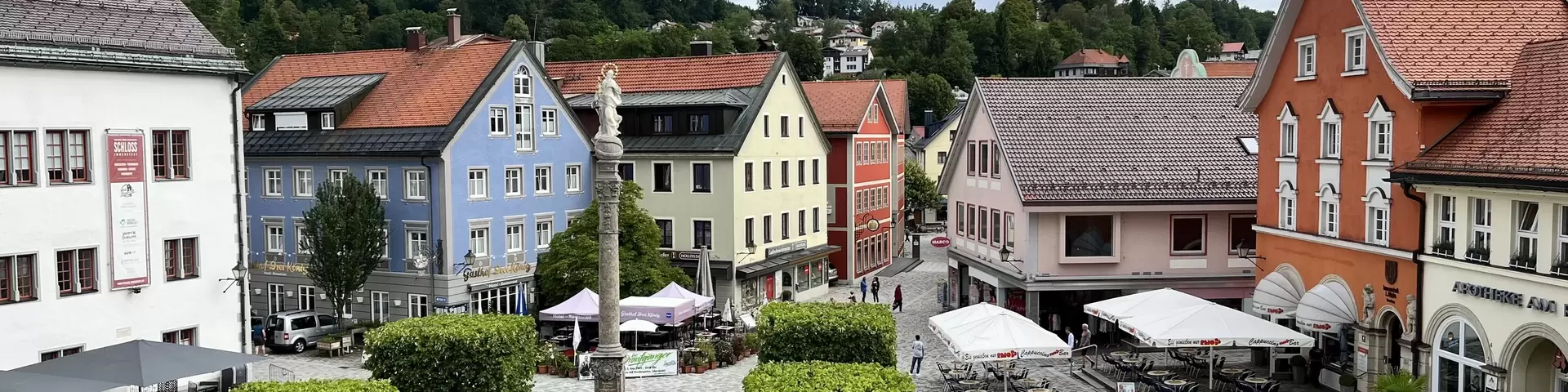 Immenstädter Marienplatz mit Marienbrunnen und Gebäude-Ensemble