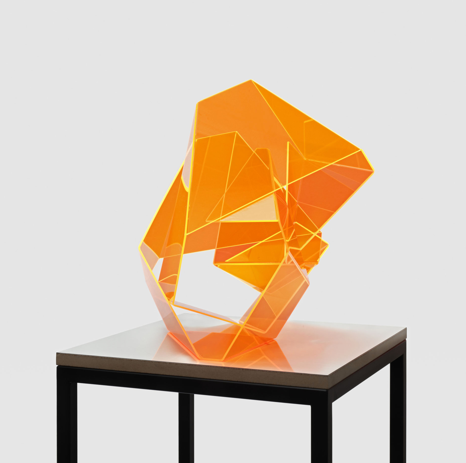 Antje Blumenstein, two folded pieces 11, 2023, Stahl, Kunststoff, fluoreszierendes Acrylglas, ca. 150 x 45 x 45 cm