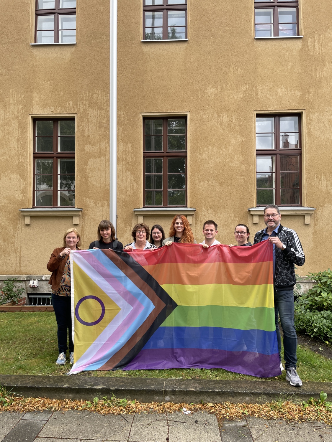 Gruppenbild Hissung der Progress Pride Flagge