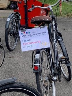 Fahrrad mit Schild der „Lokalen Aktionsgruppe Altes Land und Geestrand on Tour“. © Gemeinde Jork