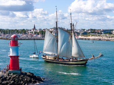 Dreimaster Segelschiff in Warnemünde Auslauf