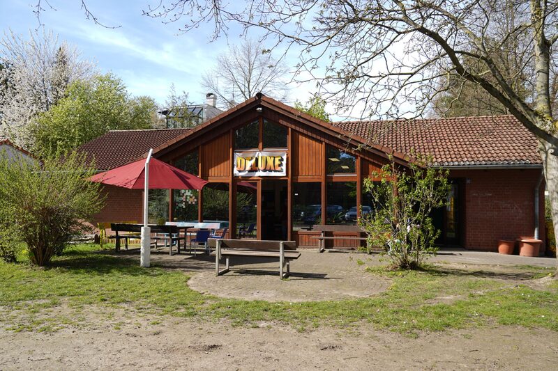Im Jugendzentrum DELUXE findet am 21. August 2026 ein Kaffeeklatsch für alle statt.