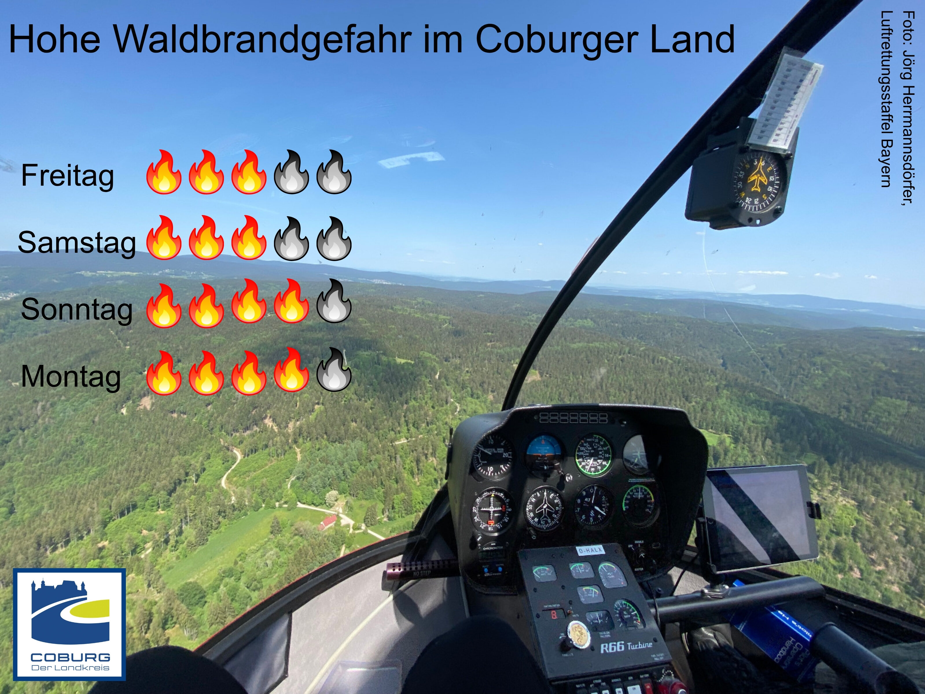 Blick von einem Hubschraubercockpit auf ein Waldstück.