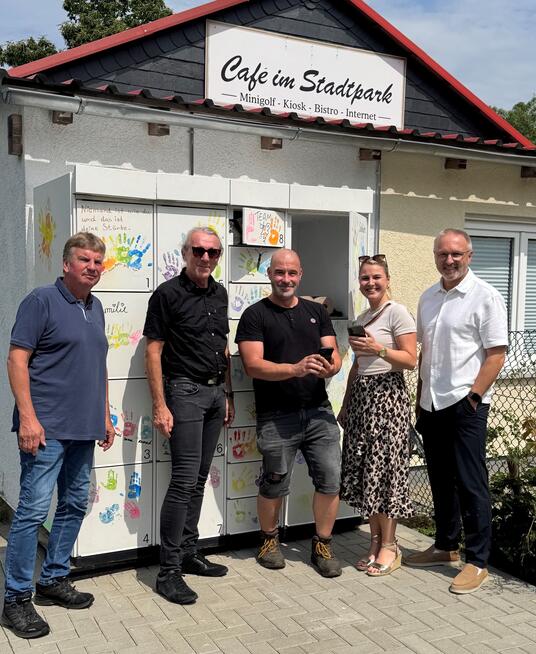 Fraktionsvorsitzender Michael Ohse, Erster Stadtrat Dirk Becker, Martin Sänger (MachMit!Haus), Mara-Lena Macke (Fachdienstleitung Bildung und Soziales), Fraktionsvorsitzender Norbert Schecke (v.l.n.r.)