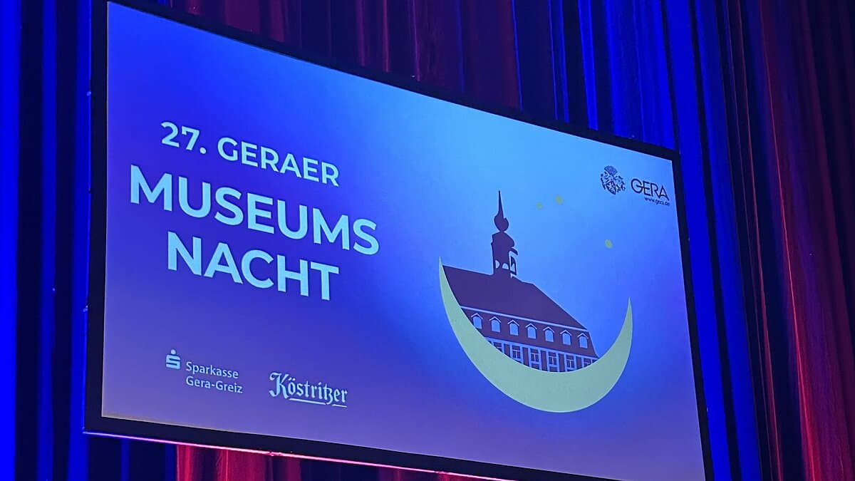 Plakatmotiv Museumsnacht rathaus mit Mond und Schriftzug. © Stadt Gera