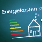 Kreidebild auf Tafel mit gezeichnetem Haus, links davon Farbspektrum als Linien und darüber Schriftzug für Energieberatung