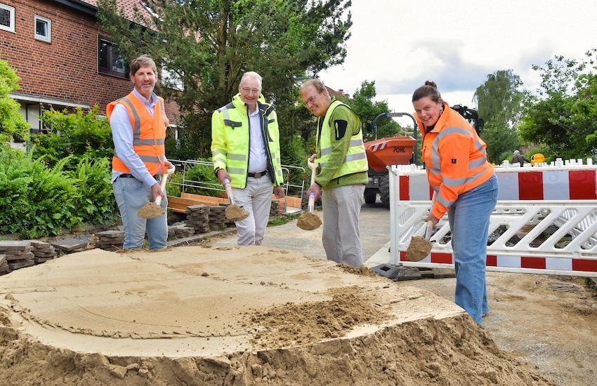 Hannes Pohl, Geschäftsführer Pohl-Gruppe, Dr. Jörg Teupen, Vorstand Technik und Personal Stadtwerke Kiel, Wolfgang Podolske, Fernwärmeinitiative Philosophenviertel und Alke Voß, Umweltdezernentin Landeshauptstadt Kiel (v. li.) beim symbolischen Spatenstich zum ersten Bauabschnitt.