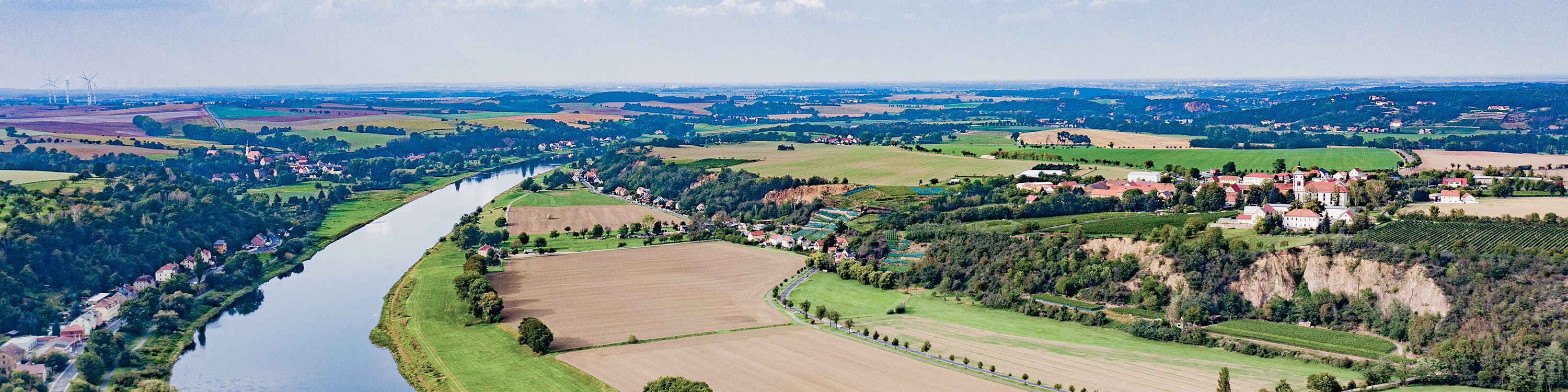 Luftbildaufnahme über die Elbe und weite Gebietsteile der Gemeinde Diera-Zehren.