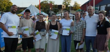 das foto zeigt V.l.n.r.: Tyler Mabry (Ehemann von Yemisi Mabry), Michael Ohler, Simone Illing, Bianca Illing, Messane Bräutigam, Gerhard Metzt, Landrat Martin Brandl, Juliette Gainon (Ehrenamtsbeauftragte der Kreisverwaltung Germersheim und Organisatorin der Sportlerehrung).