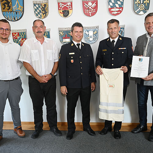 Landrat Michael Koller übergibt die Bestellungsurkunde als Örtlicher Einsatzleiter Katastro-phenschutz für den Landkreis BGL an Rainer Holzer aus Piding. Von links: Matthias Stephan, Geschäftsbereichseiter Sicherheit und Ordnung im Landratsamt, Jörg Schneider, Fachbereichsleiter öffentliche Sicherheit und Ordnung, Kreisbrandrat Micha-el Brandl, ÖEL Rainer Holzner und Landrat Michael Koller.