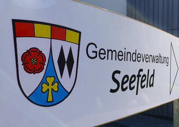 Eingangsschild der Gemeindeverwaltung Seefeld für Info zum Besuch im Standesamt