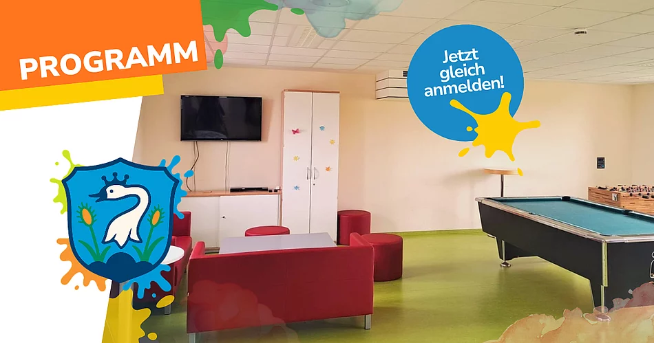 Grafik zur Ankündigung des Programms im Teublitzer Jugendtreff. Zu sehen ist der Innenraum des Jugendtreffs mit einer roten Sitzecke, Tischen, einem Fernseher sowie einem Billardtisch und einem Tischkicker. Die Grafik ist mit farbigen Gestaltungselementen in Orange, Gelb, Blau und Grün versehen. Links oben steht in weißer Schrift „PROGRAMM“. Darunter ist das Wappen des Jugendtreffs mit einem weißen Schwan auf blauem Grund abgebildet. Rechts oben befindet sich ein blauer Kreis mit der weißen Aufschrift „Jetzt gleich anmelden!“.