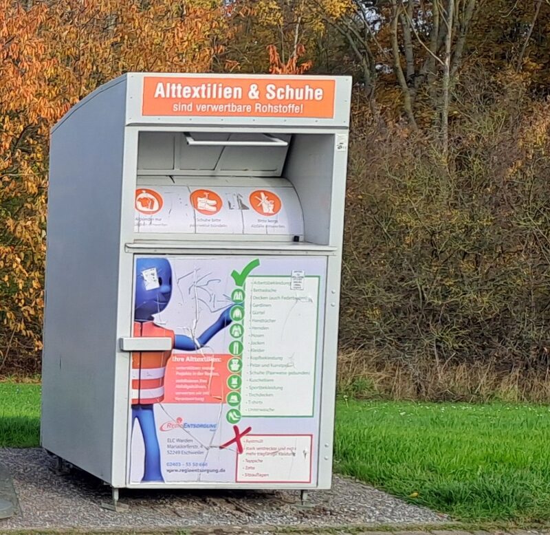 Foto eines Alttextiliencontainers