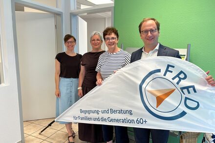 Das Bild zeigt die Beteiligten bei der offiziellen Eröffnung des FRED.