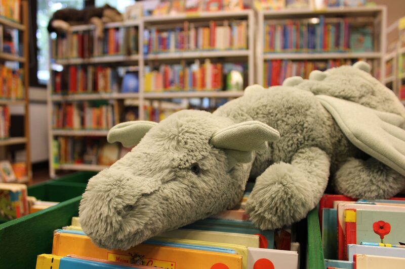 Der Drache Fridolin wartet in den Sommerferien auf Urlaubspost.
