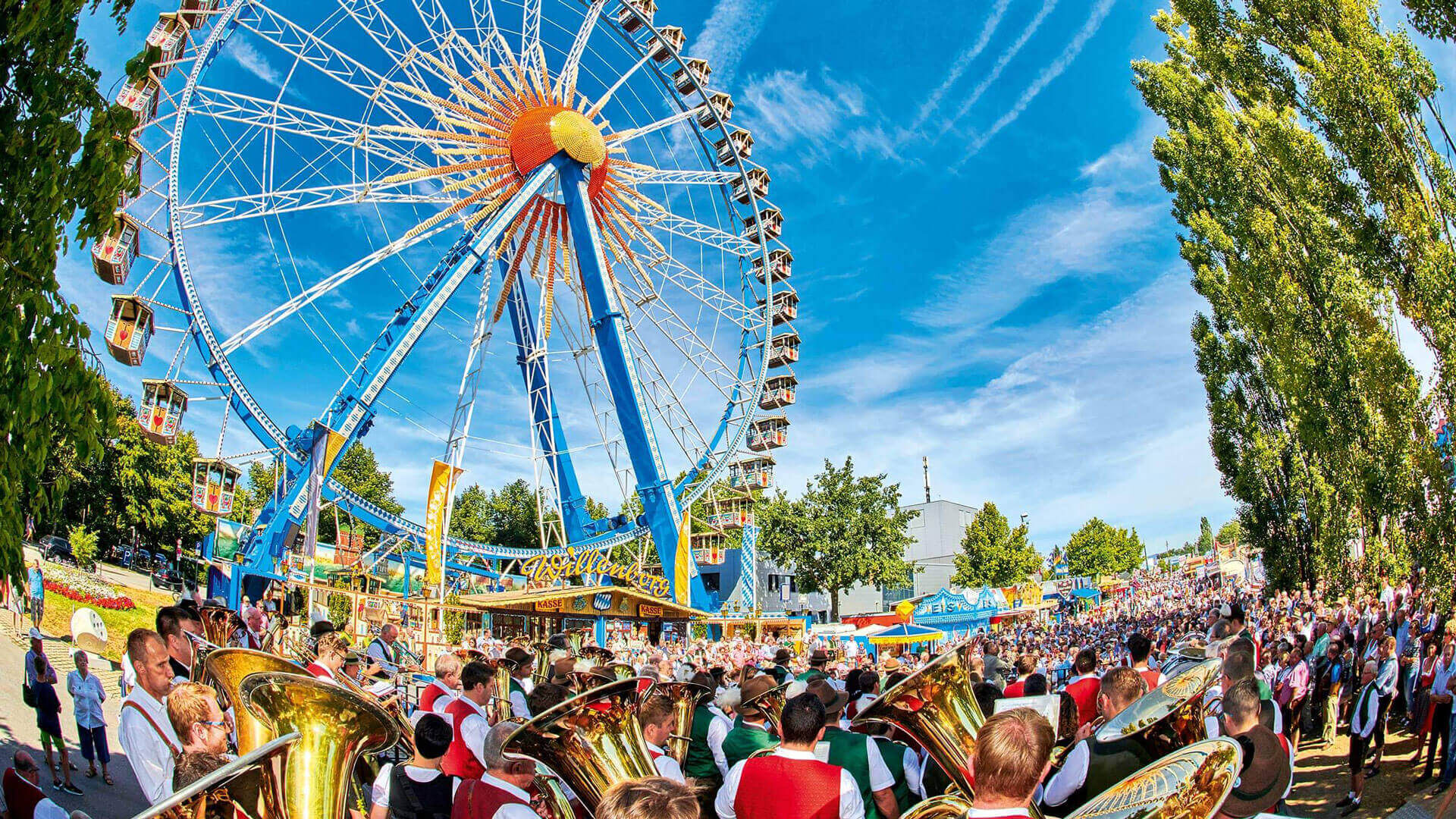 Riesenrad mit Blaskapelle