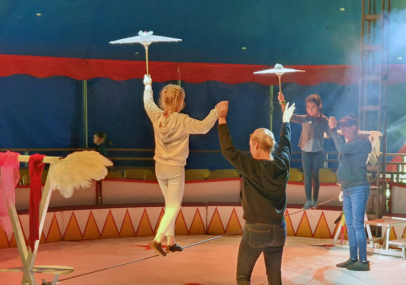 Die Kinder in der Zirkusmanege.