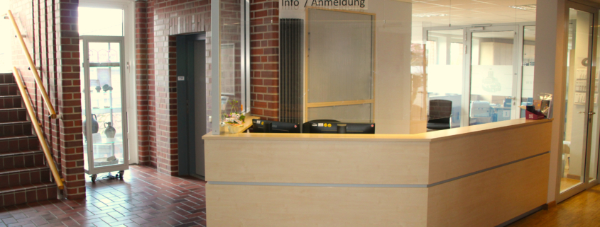Empfangstresen im Rathaus mit Schild 'Info/Anmeldung'
