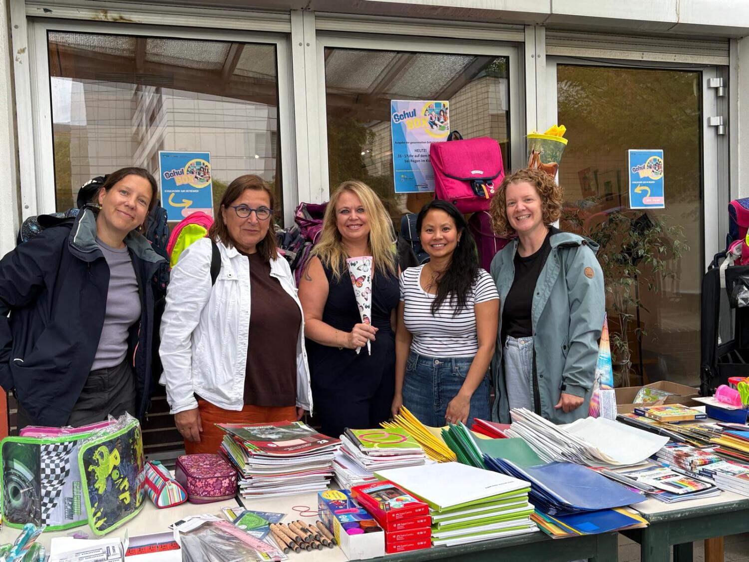 v.l.n.r. : Anna Bräkling (Mittelhof e.V.), Brigitte Rappert (Koordination Kinderarmutsprävention), Agathe Kalytta-Kuczynski (Mittelhof e.V.), Van Hoang-Sanders (Diakonisches Werk Teltow und Steglitz-Zehlendorf), Kristin Böning (Mittelhof e.V.)