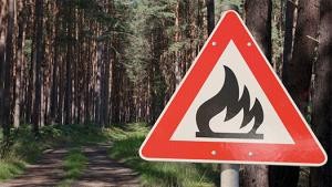 Warnschild Brandgefahr im Wald