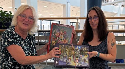 Barbara Henning (links), stellvertretende Leiterin der Stadtbibliothek, und Ramona Löhr und freuen sich auf viele Puzzle-Fans, die tauschen möchten.