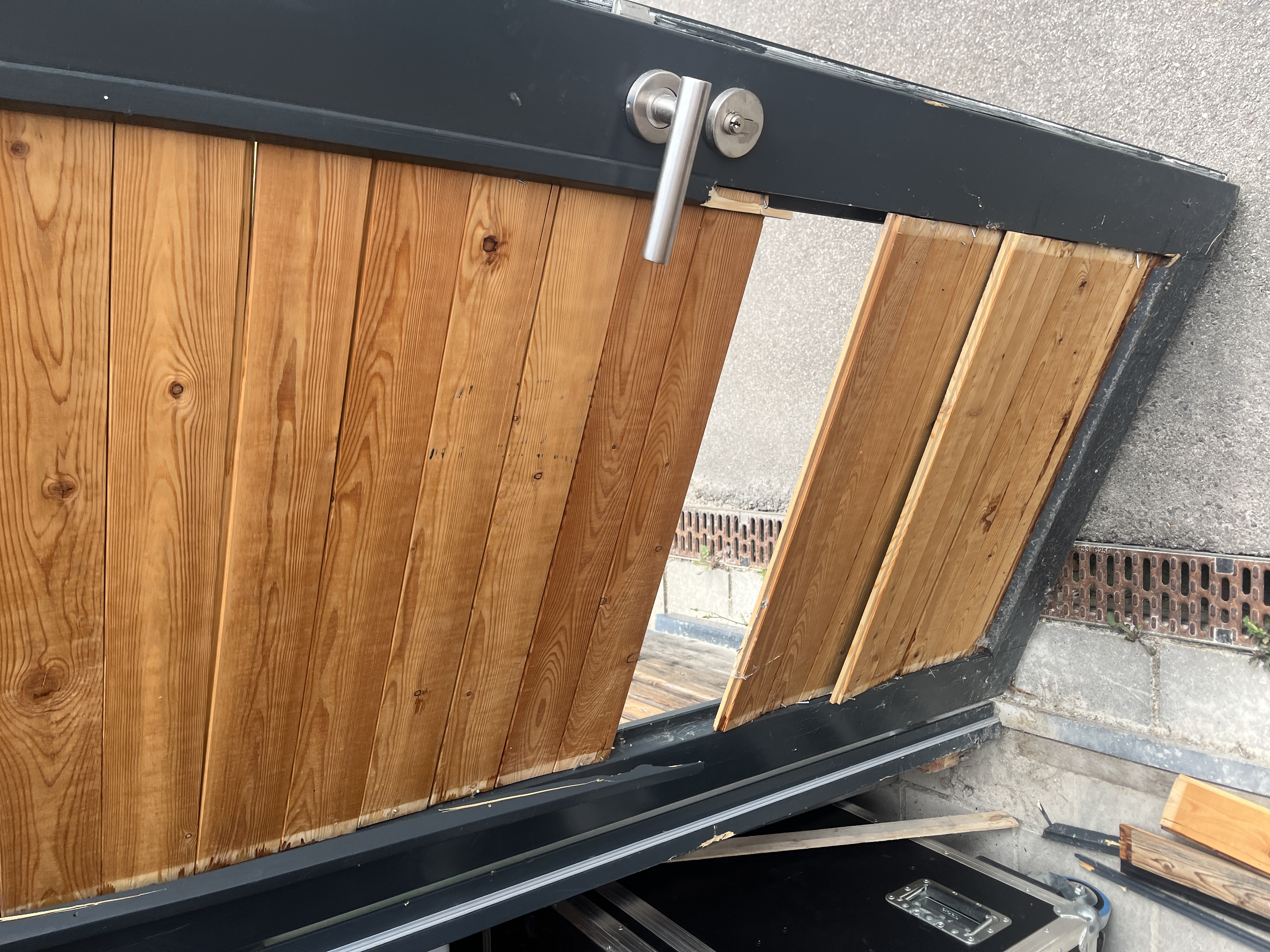 Auf dem Foto sind man die Eingangstür des Lagergebäudes. Hier wurden Holzbretter entfernt.