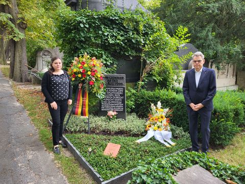 Bezirksbürgermeister Jörn Oltmann (rechts) und Bezirksstadträtin Eva Majewski Sparacino (links) am Ehrengrab der Widerstandkämpfer vom 20. Juli 1944