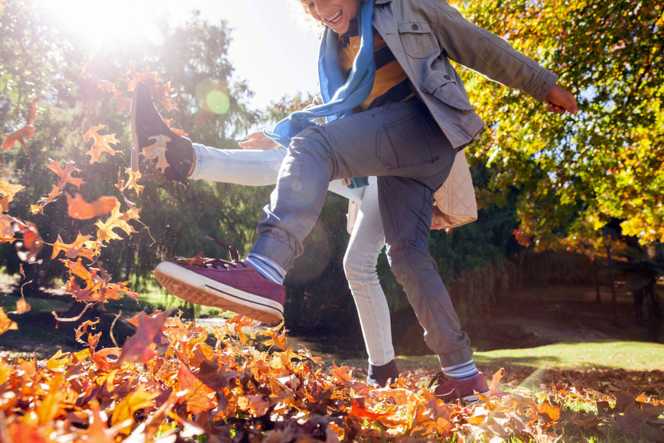 Teenager toben im Herbstlaub., Bild © WavebreakMediaMicro - stock.adobe.com