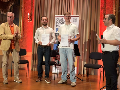 Tobias Ruther und Quirin Meinersmann bei der Urkundenüberreichung. V.l.n.r.: Roland Dörfler, Tobias Ruther, Quirin Meinersmann, Reinhard Greiner.