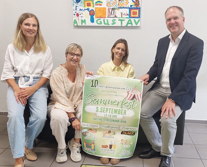 Von links: Katharina Sengersdorf, Petra Annen-Waizner und Sonja Franke (alle Jugendamt) sowie Bürgermeister Dirk Breuer freuen sich darauf, beim bevorstehenden Sommerfest „Am Gustav“ zahlreiche Besucherinnen und Besucher begrüßen zu dürfen.