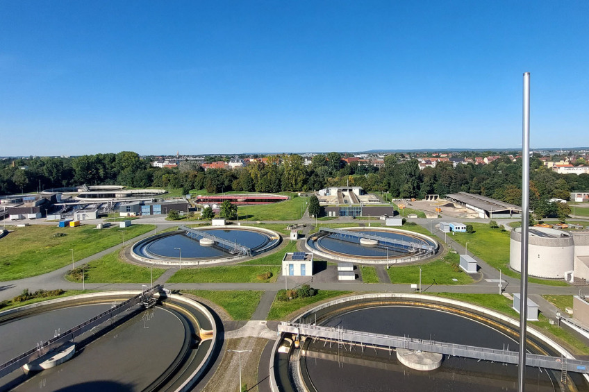 Blick vom Faulturm auf das Klärwerk I in Nürnberg auf vier kreisrunde Reinigungsbecken, gefüllt mit graubraunem Wasser., Bild © Nina Gindele
