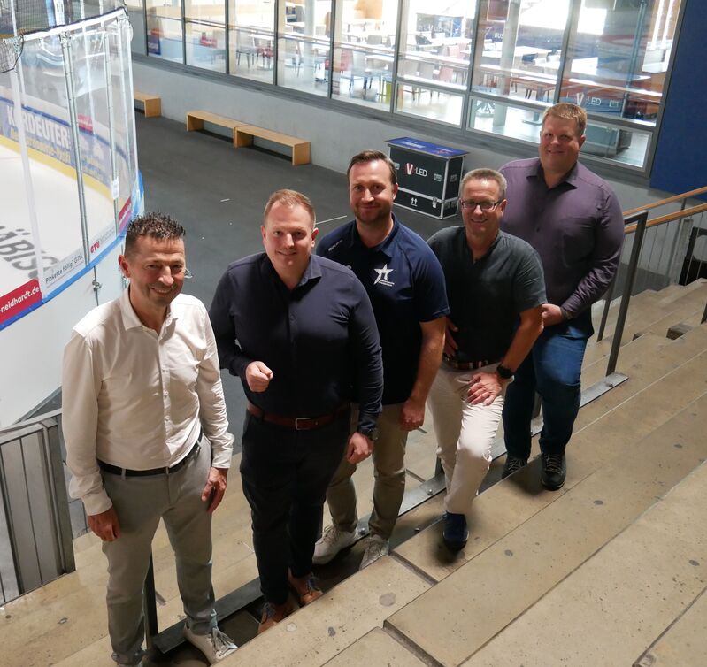 (von links nach rechts): Anton Buck (Ravensburger Verkehrs- und Versorgungsbetriebe), Matthias Schenk, Raphael Kapzan (Ravensburg Towerstars), Stefan Goller-Martin (Stadt Ravensburg, Amt für Bildung, Soziales und Sport), Rico Fabbri (Technische Werke Schussental). Foto: Stadt Ravensburg
