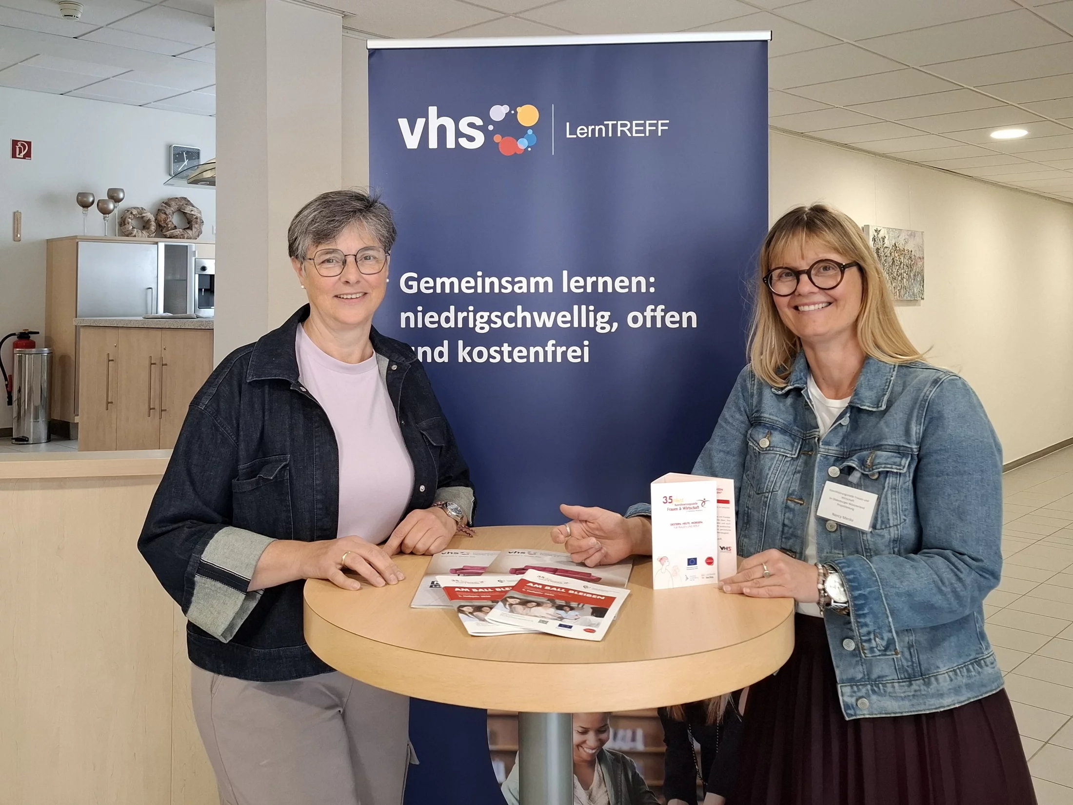 Ulrike Ripke (links) und Nancy Menke (rechts)  stehen an einem Tisch.