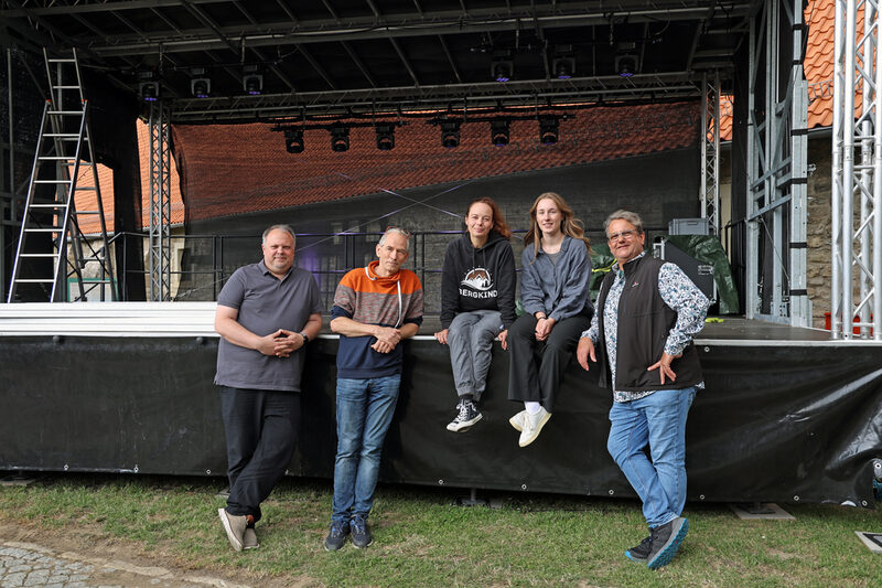 Das sind die Macherinnen und Macher, die den Kultursommer organisieren: Vor der Bühne im Mühlengarten  v.l. Fabian Piekert von der Konzertagentur Piekert sowie von der Stadt Salzgitter: Harald Baumgartner, Jamina Kniebel, Majimbi Mergner, Fachdienstleiter Hartmut Schölch