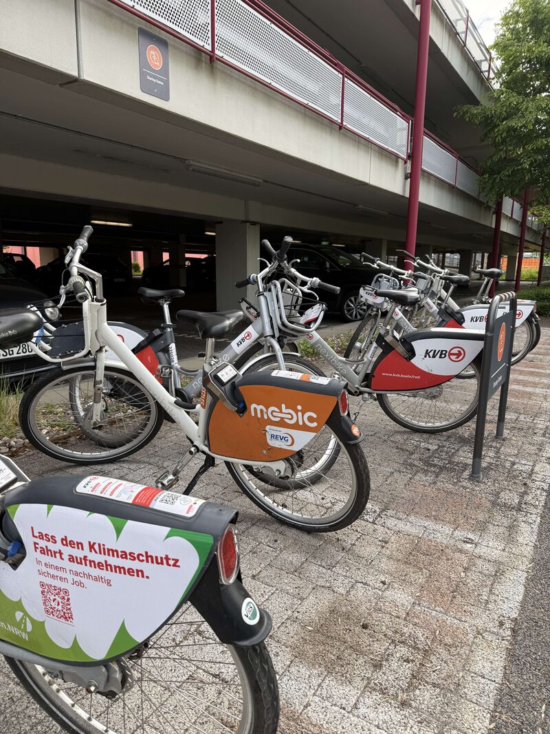 An der Haltestelle Haus Vorst können Radfahrende von mobic- auf KVB-Räder umsteigen und umgekehrt.