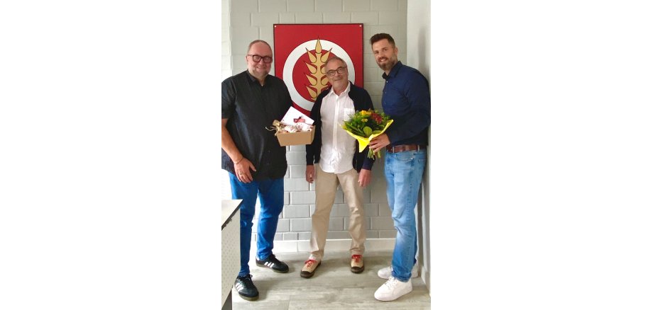 Auf dem Foto ist Ralf Dittrich bei seiner Verabschiedung zu sehen mit Marcel Litfin und Frank Lorenz