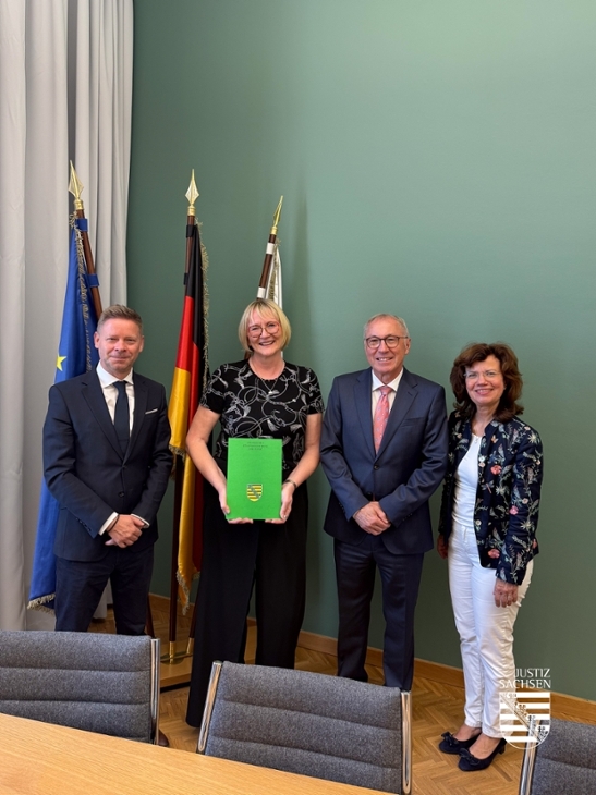 vlnr: Amtschef des Justizministeriums, Till Pietzcker, Oberstaatsanwältin Kerstin Nowotny, Generalstaatsanwalt Wolfgang Schwürzer und Abteilungsleiterin im SMJus, Dr. Nadja Anders.