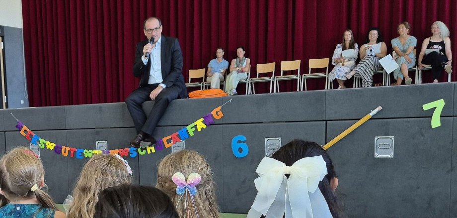 Gespannt lauschen die Erstklässler der Drei-Linden-Schule der Begrüßung durch Bürgermeister Dr. Frank Blasch.