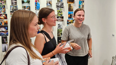 Die Siegerinnen der Erwachsenen-Kategorie Ü18. (v.l. Siegerinnen Ü18 Lena Eisenmann und Mia Engl mit Jugendreferentin Paula Stahl)