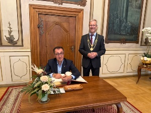 Cem Özdemir trägt sich ins Goldene Buch der Stadt Greifswald ein