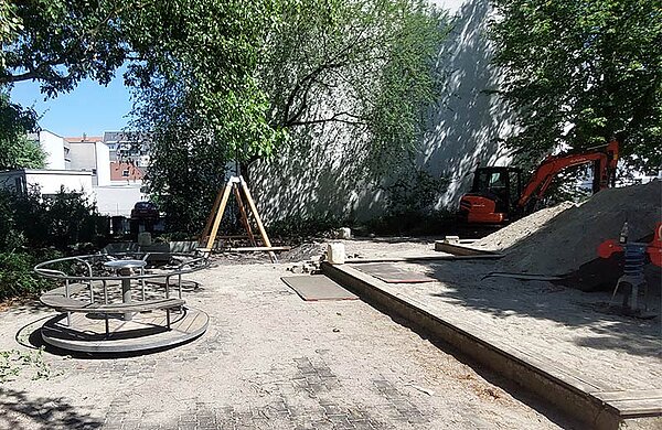 Baggerarbeiten auf dem Spielplatz