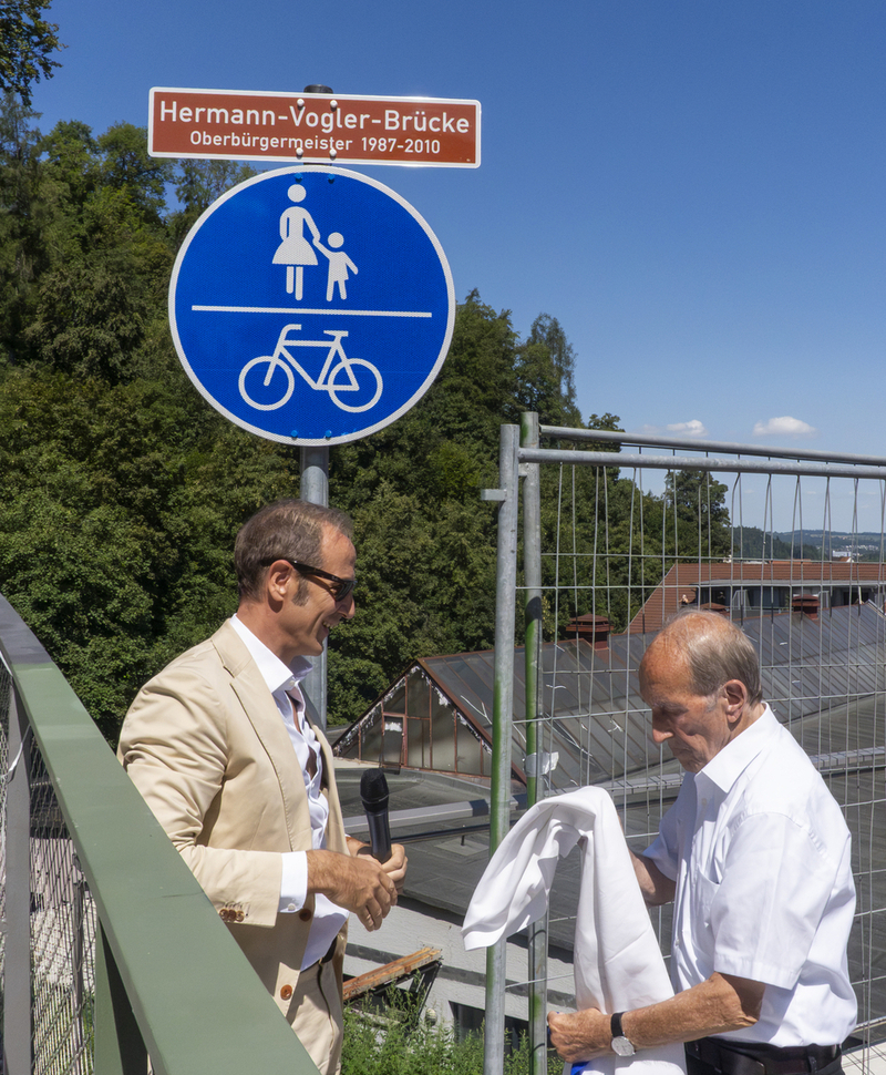 Die neue Brücke über die Wangener Straße heißt Hermann-Vogler-Brücke. Oberbürgermeister Dr. Daniel Rapp und der Namensgeber, Alt-Oberbürgermeister Hermann Vogler, enthüllen das Namensschild an der Brücke. | Foto: Stadt Ravensburg